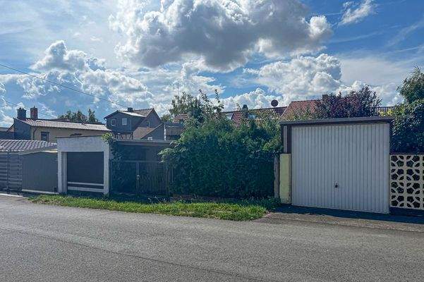 Einfahrt Carport und Garage