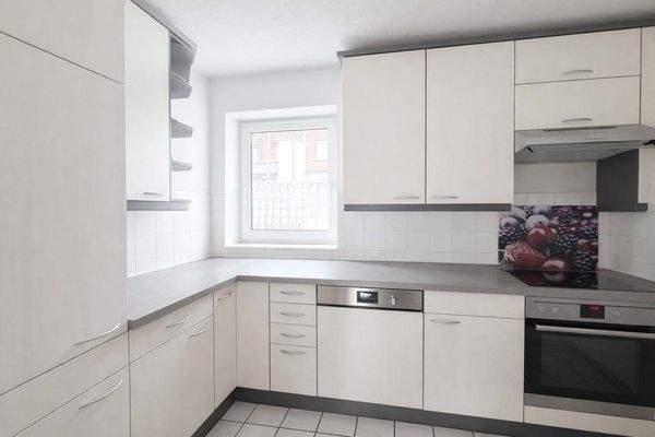 helle Küche mit Einbauküche