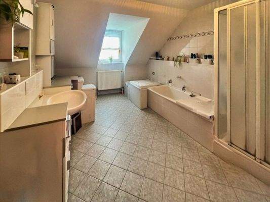 Gut ausgestattetes Badezimmer mit Tageslicht