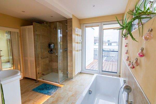 Bad mit Zugang zum Balkon