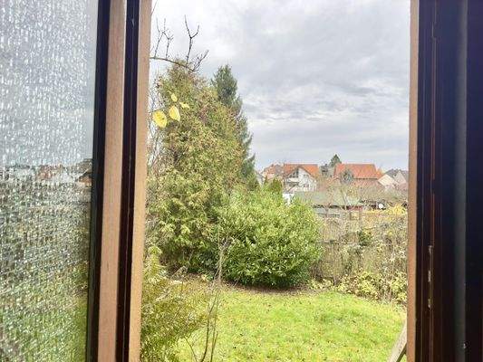 Hobbyraum mit Blick in den Garten