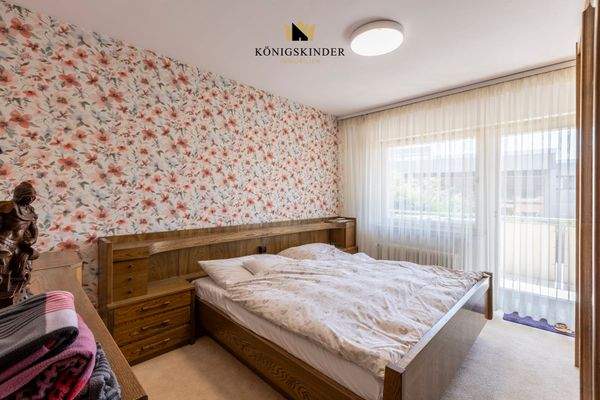 Schlafzimmer zum Balkon