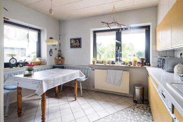 Küche mit Sitzgelegenheit