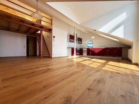 Wohn-Esszimmer: Offener Lebensmittelpunkt mit Raum für Tisch und Couchlandschaft sowie Galerieebene