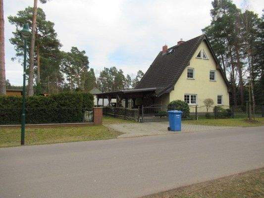 Blick auf die Zufahrt mit Nachbarbebauung 