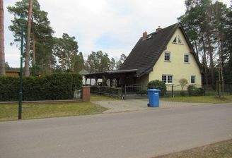 Blick auf die Zufahrt mit Nachbarbebauung 