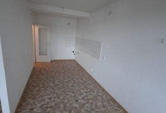 Leerer Raum mit Fliesenboden