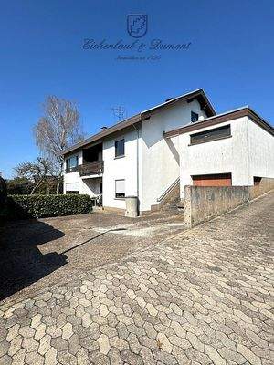 Garage und Stellplätze Rückseite