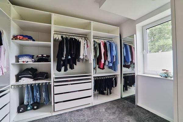 Begehbarer Kleiderschrank