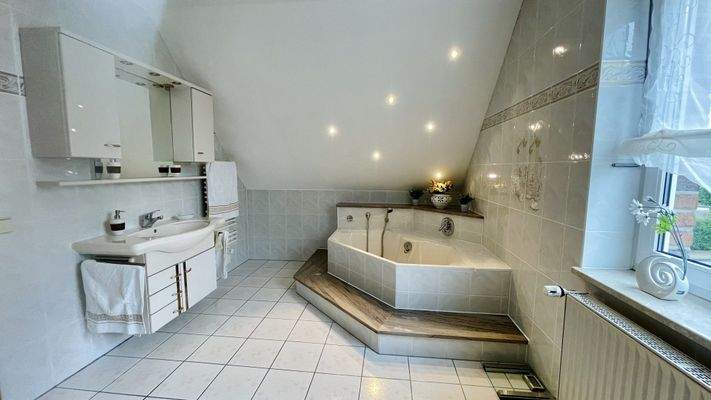 ... und Eckbadewanne