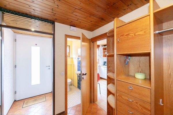 Eingangsbereich + Flur EG