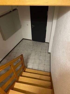 Flur mit Blick auf Hauseingangstür.jpeg