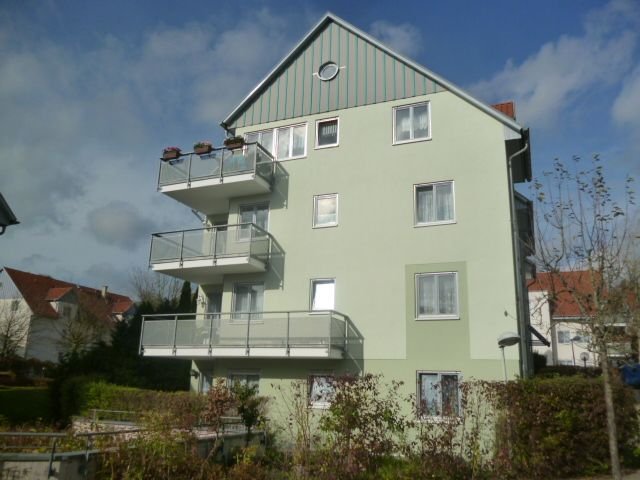 Schöne 3 Zimmer Wohnung mit Terrasse, Gartenteil und Tiefgaragenstellplatz