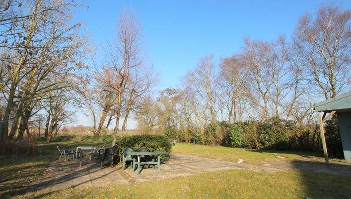 gemeinschaftlicher Gartenbereich mit gepflasterter Terrasse