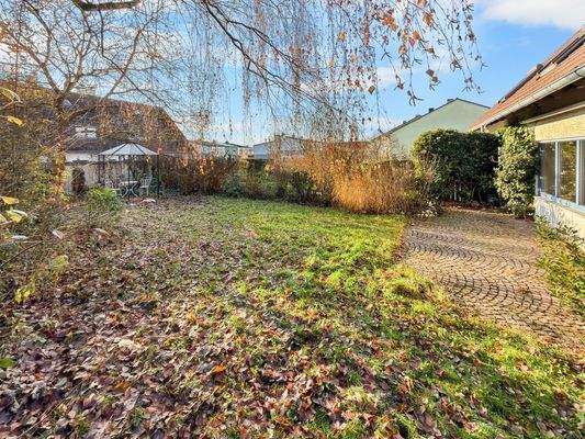 Von der Terrasse in den schönen, ruhigen Garten