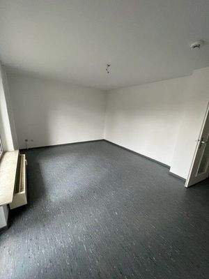 Wohnzimmer mit Panoramafenster und Zugang zum Balkon.jpg