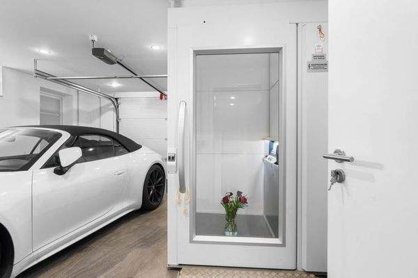 Garage im UG mit Personanaufzug