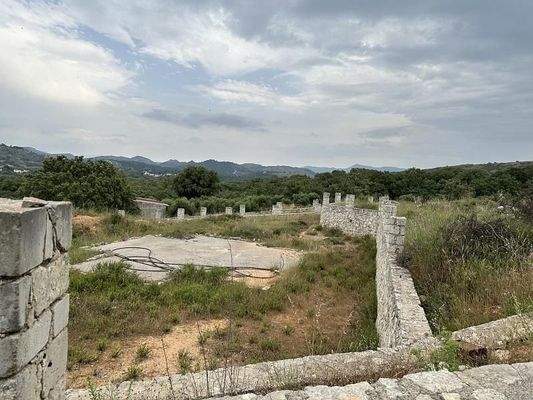 Kreta, Armeni Rethymno: 4 Rohbau-Steinvillen auf großem Grundstück zu verkaufen