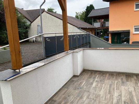 Terrasse im Eingangsbereich ...