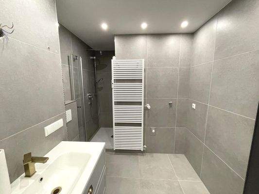 mit flacher Duschnische