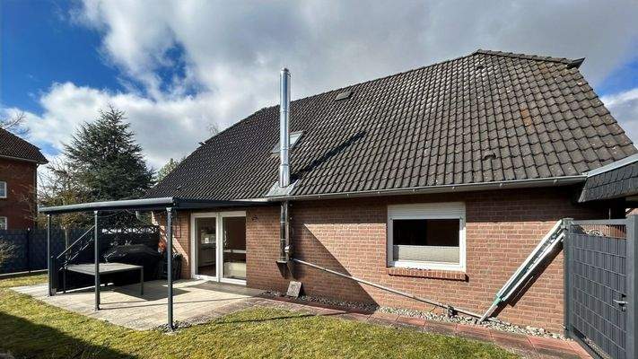 Hinteransicht mit Terrasse