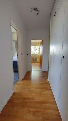 2. Flur Blick ins Bad und SZ