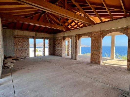 Kreta, Elounda: Rohbau - Luxusvilla mit atemberaubender Aussicht zu verkaufen