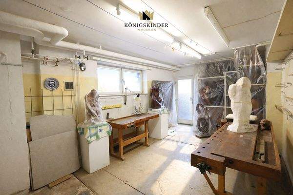 Im Keller das ehemalige Künstleratelier mit Ausgang zum Garten