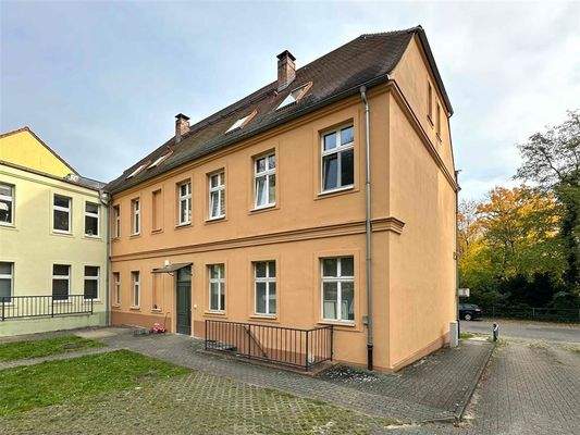 Rückseite mit Stellplätzen