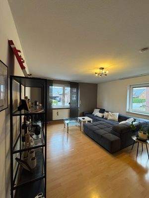 Helles Wohnzimmer mit Sofa