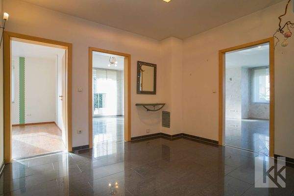 Ein zentraler Flur verbindet alle Zimmer