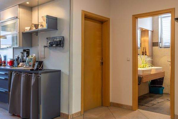 Zauberhafte Maisonette-Gartenwohnung mit XXL-Garage, Carport und eigenem Garten – Baujahr 2007