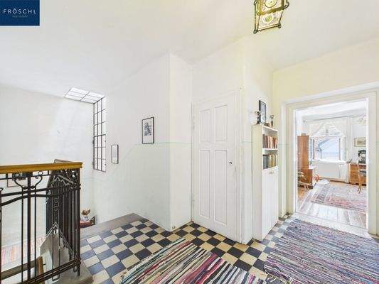 Stiegenaufgang im OG