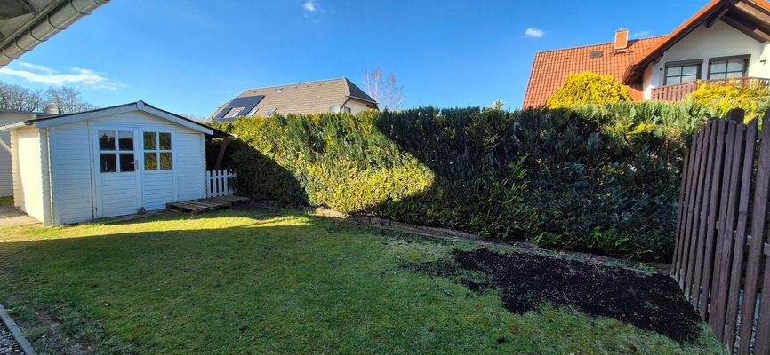 Garten mit Holzschuppen