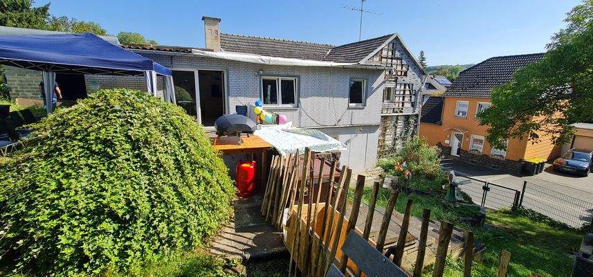 Blick auf Haupthaus, Partyraum.jpg