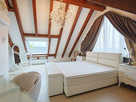 Großzügiger Schlafbereich mit Ankleide im Dachgeschoss