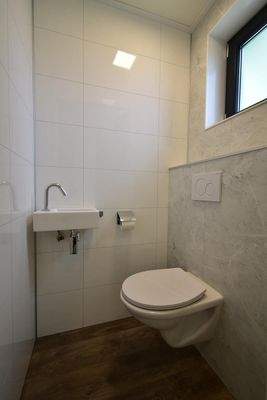 hauptbadezimmer-kaufen-dusche-wc-waschbecken-moder