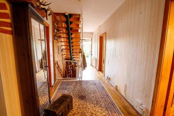 06 - Flur nebst Treppenaufgang.jpg