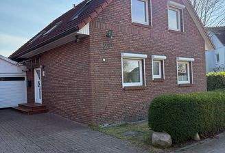 Außenansicht Eingang und Vorgarten