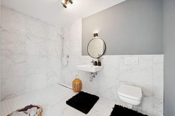 Hochwertige Sanitärausstattung in modernem Design