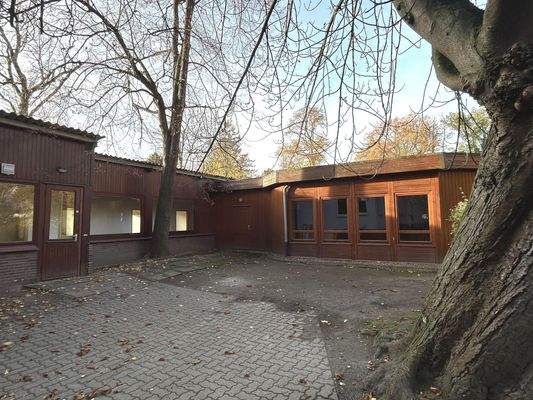 Verwaltung und Halle