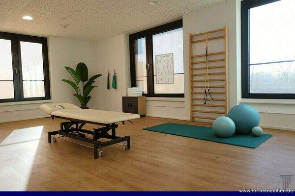 geräumiger Praxisbereich - möbliert durch KI