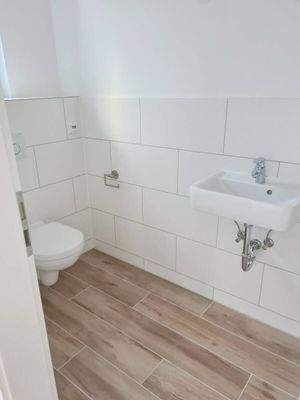 Gäste-WC mit Fliesen in Holzoptik