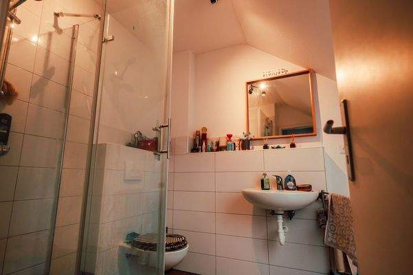 Modernes Badezimmer der Dachgeschosswohnung (WG)