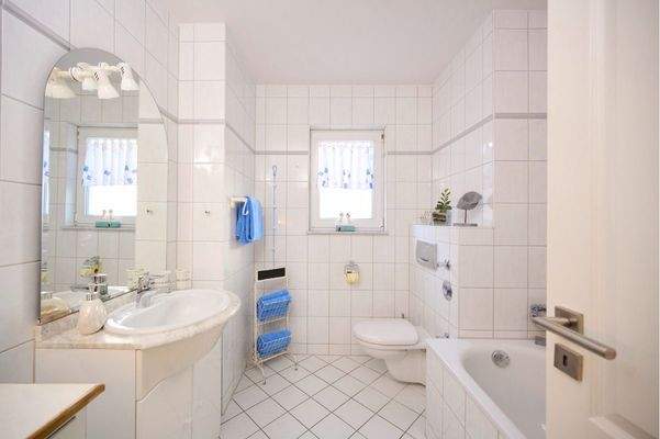 Helles Tageslichtbad mit Badewanne und angenehmer Atmosphäre