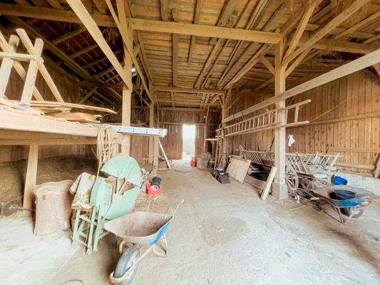 Scheune mit ca. 150m² mit Ein- und Ausfahrtstor