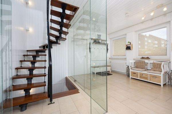 Gaderobe mit Treppe zum Elternbereich - Eingang zur Garage