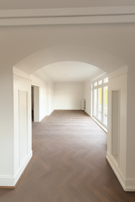 Wohnbereich mit Ausgang zum großen Balkon