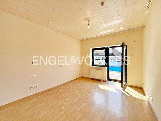 Schlafzimmer mit Zugang zum Außenbereich EG