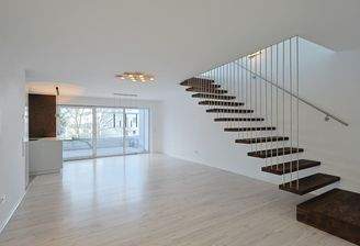 Lichtdurchfluteter Wohn- und Essbereich mit großer Terrasse